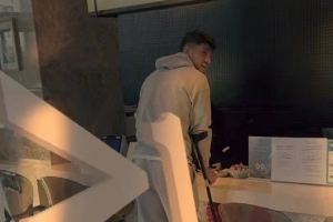 华体会体育-看着伤势不轻，天津记者晒照：萨尔瓦多已经上了护具拐杖