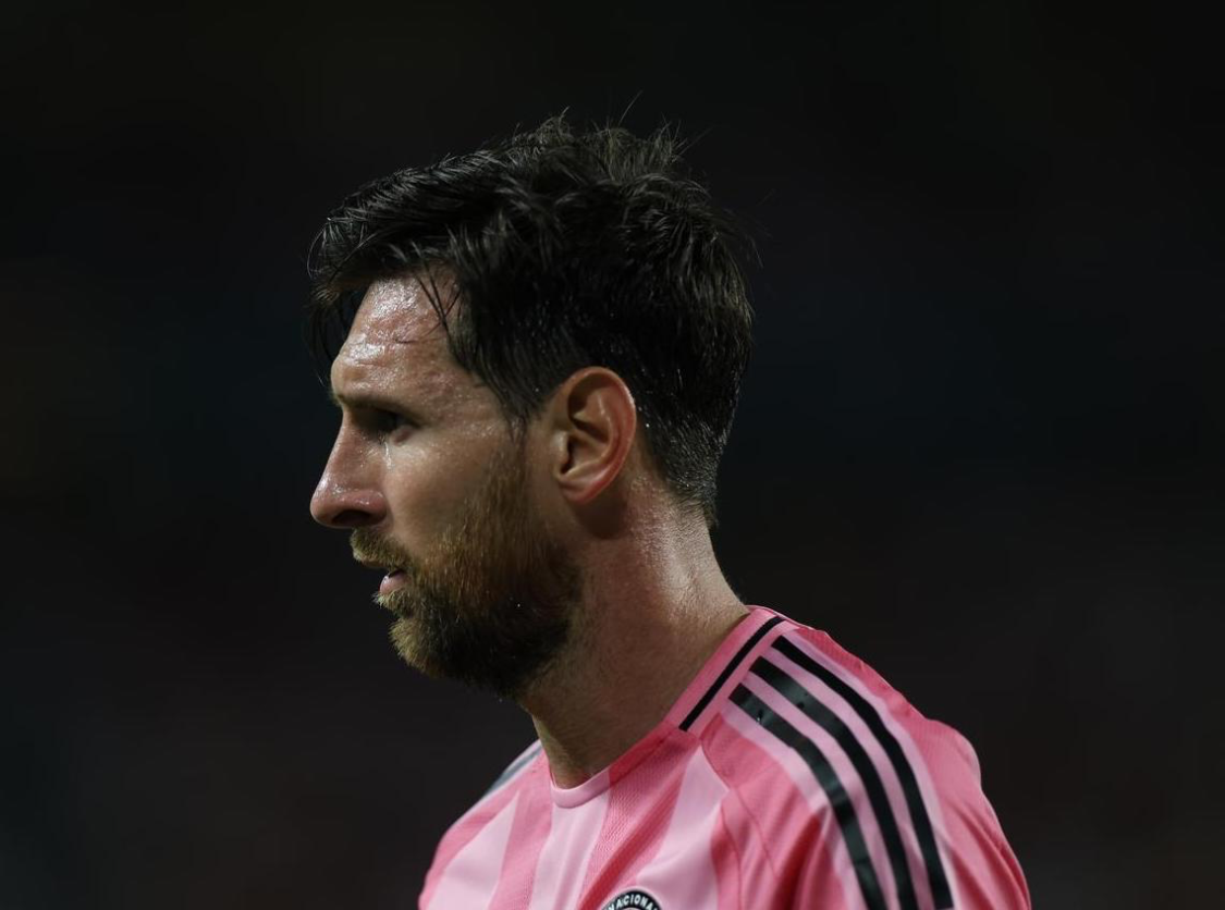 华体会官网-领袖！梅西让德保罗别抱怨队友！还示意保安别拦球迷！